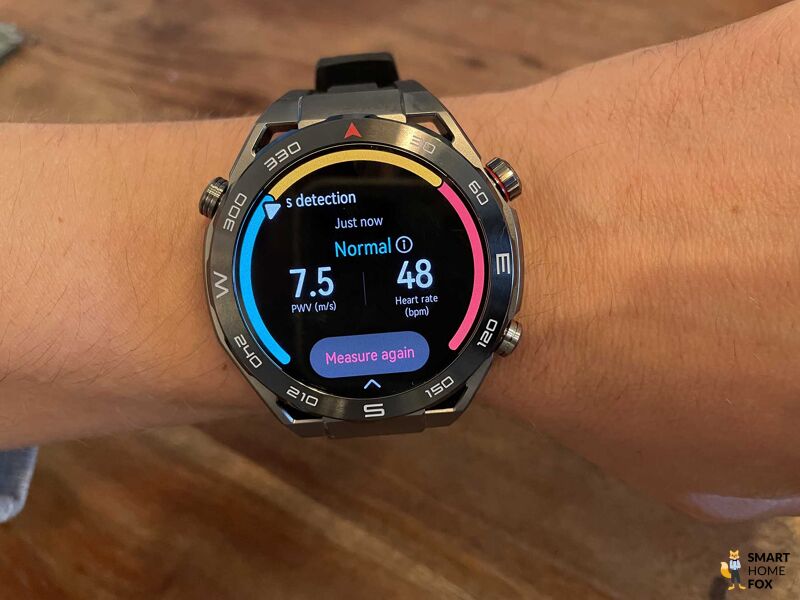 Man sieht die EKG-Messung auf der Huawei Watch Ultimate.
